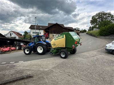 New Holland Traktor mit Krone Presse